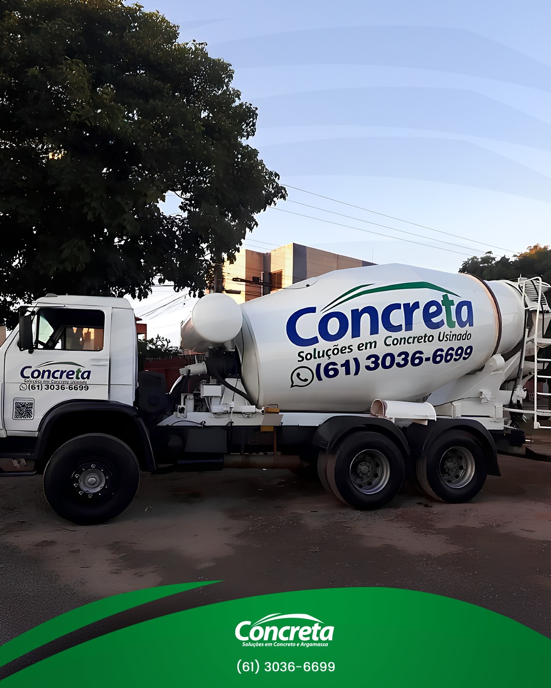 Caminhão betoneira descarregando concreto usinado em obra no DF